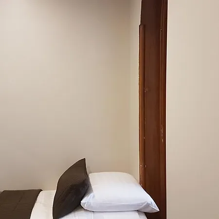 Charles Cabour Nocleg ze śniadaniem 3*