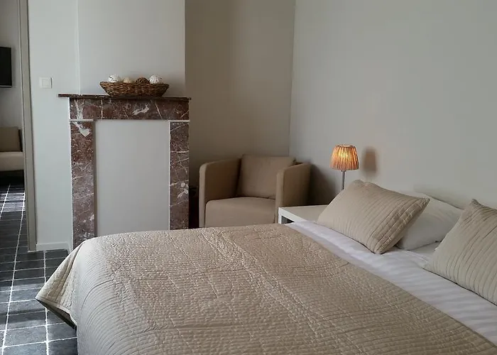 לינה וארוחת בוקר Charles Cabour 3*