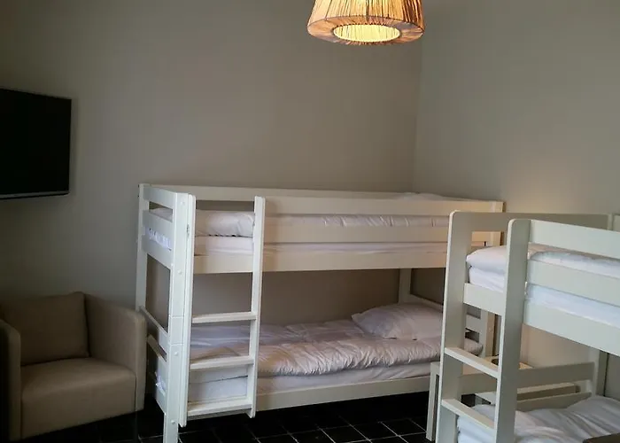 לינה וארוחת בוקר Charles Cabour