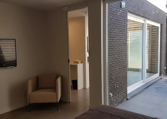 Charles Cabour לינה וארוחת בוקר 3*