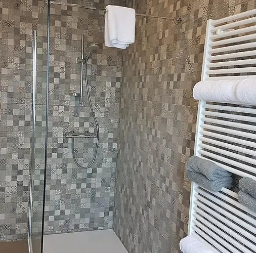 לינה וארוחת בוקר Charles Cabour 3*