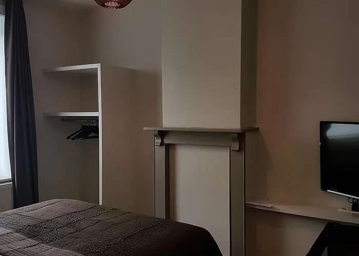 לינה וארוחת בוקר Charles Cabour