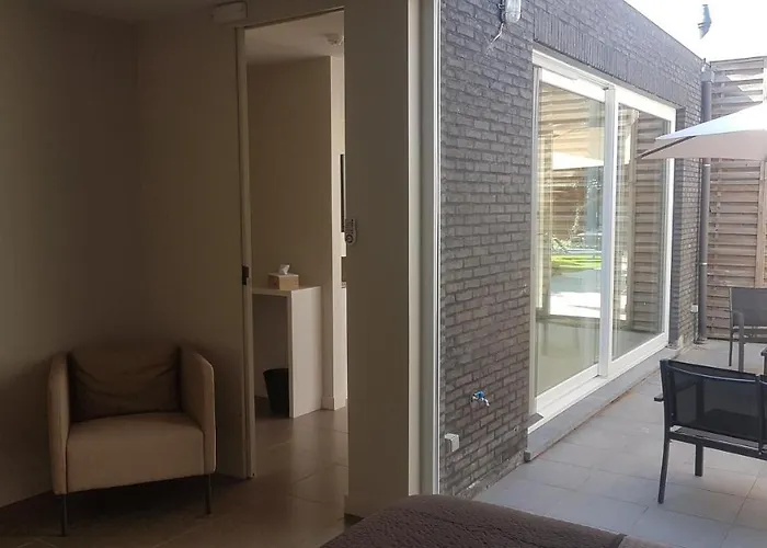 לינה וארוחת בוקר Charles Cabour 3*